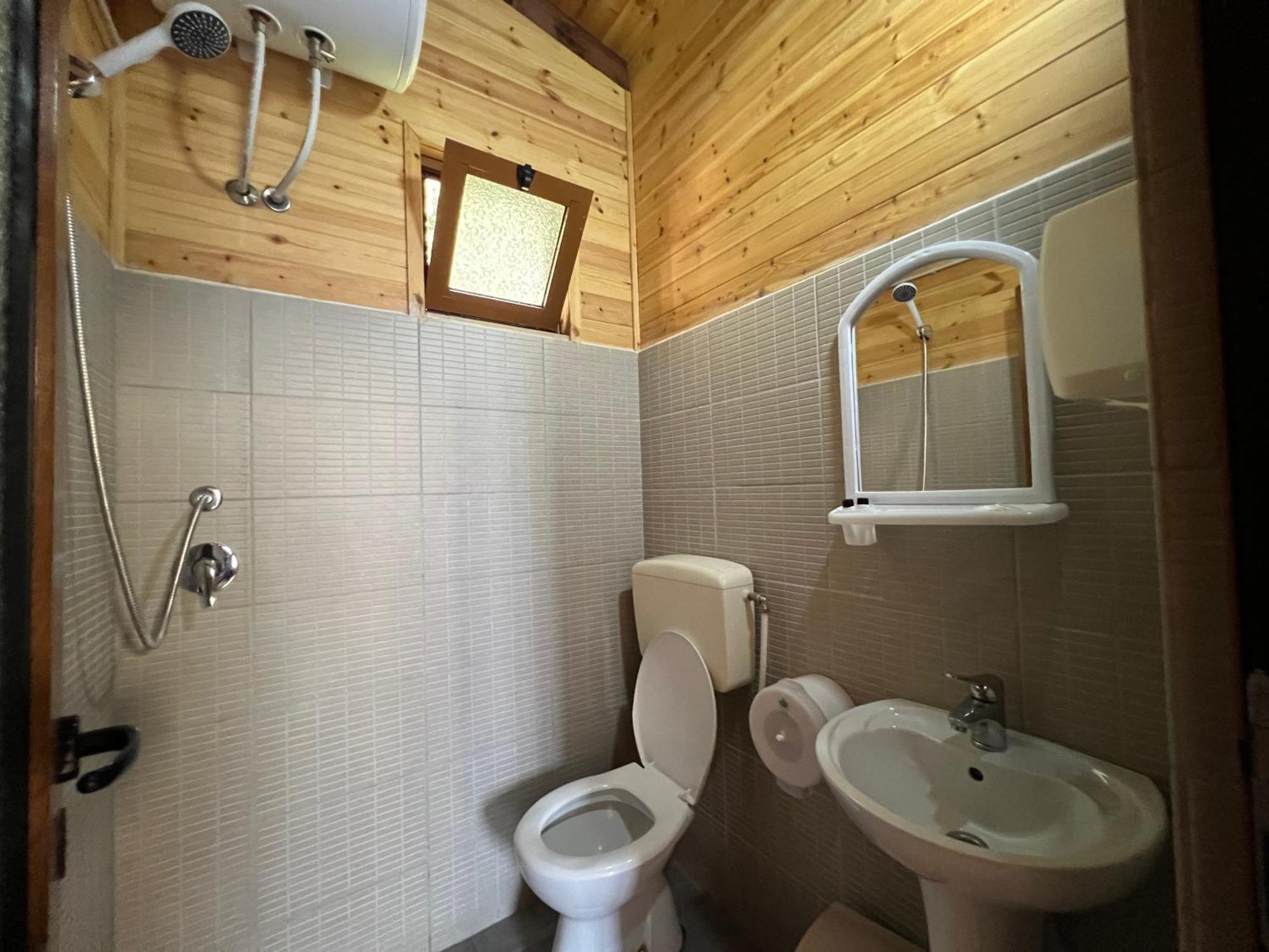 Bujtina Uji I Panjes, Log Cabins Dukat Exterior photo