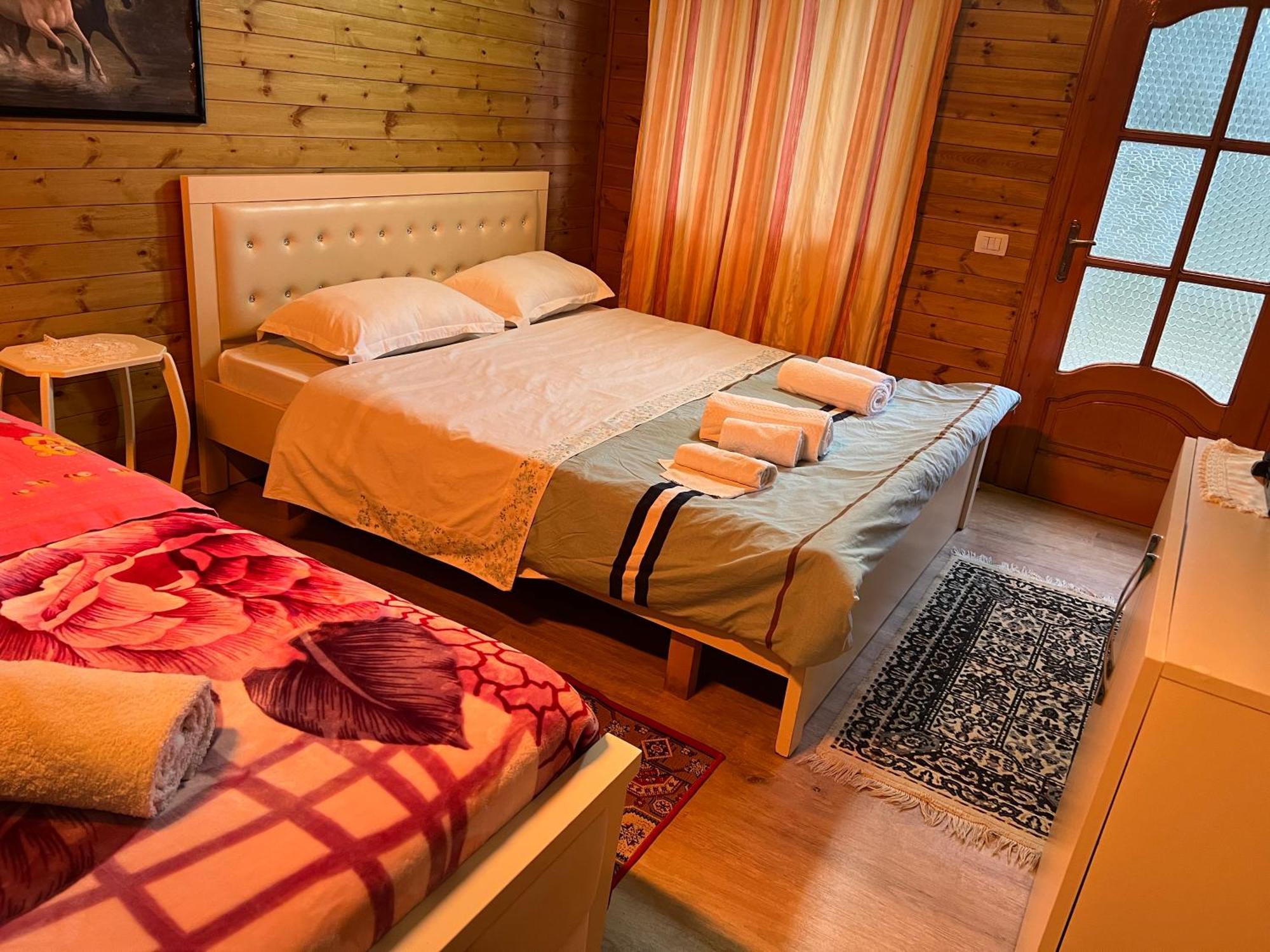 Bujtina Uji I Panjes, Log Cabins Dukat Exterior photo