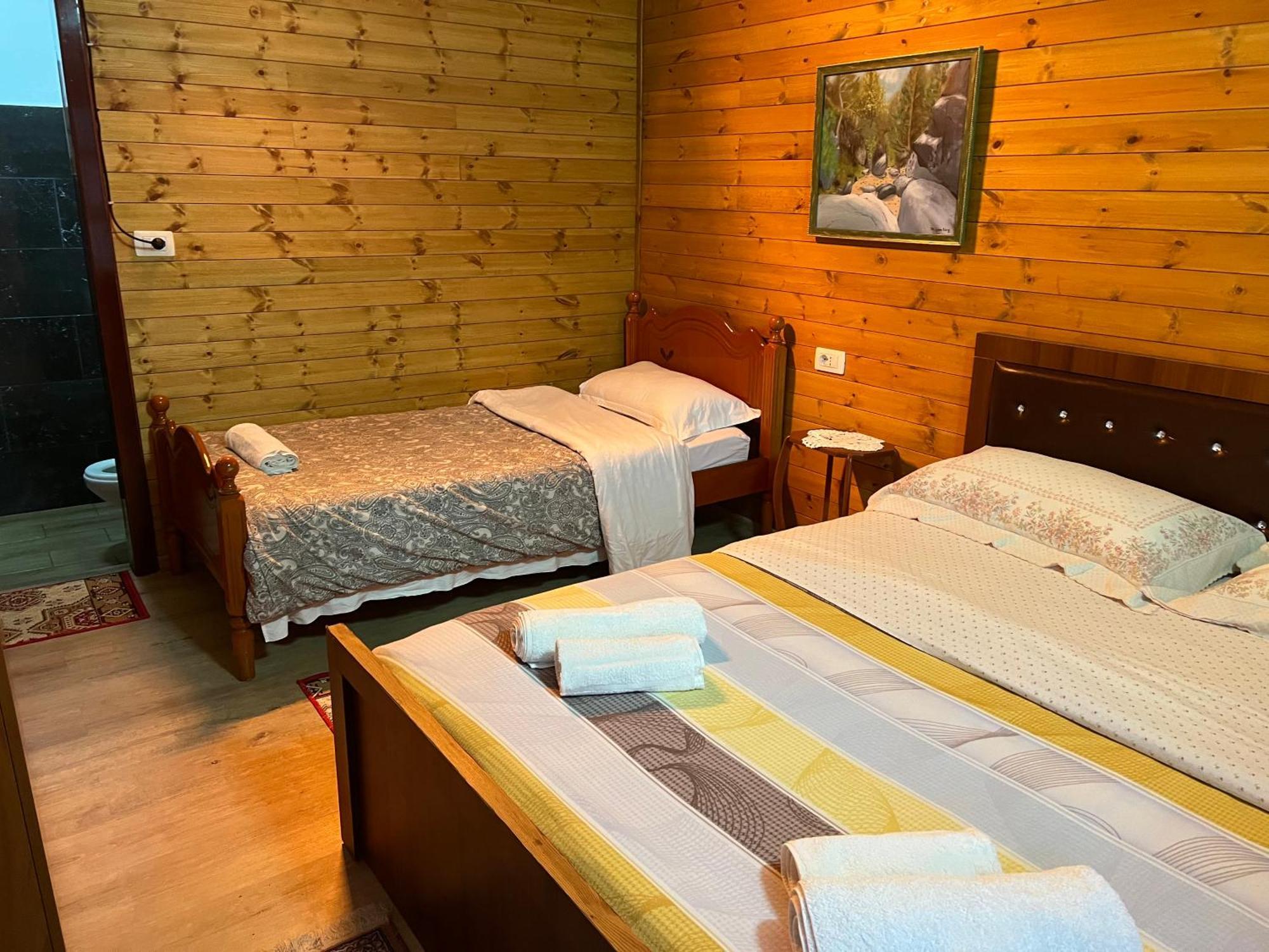 Bujtina Uji I Panjes, Log Cabins Dukat Exterior photo